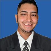 Profesor de ingles imparte cases de matemáticas basicas a niños de todas las edades